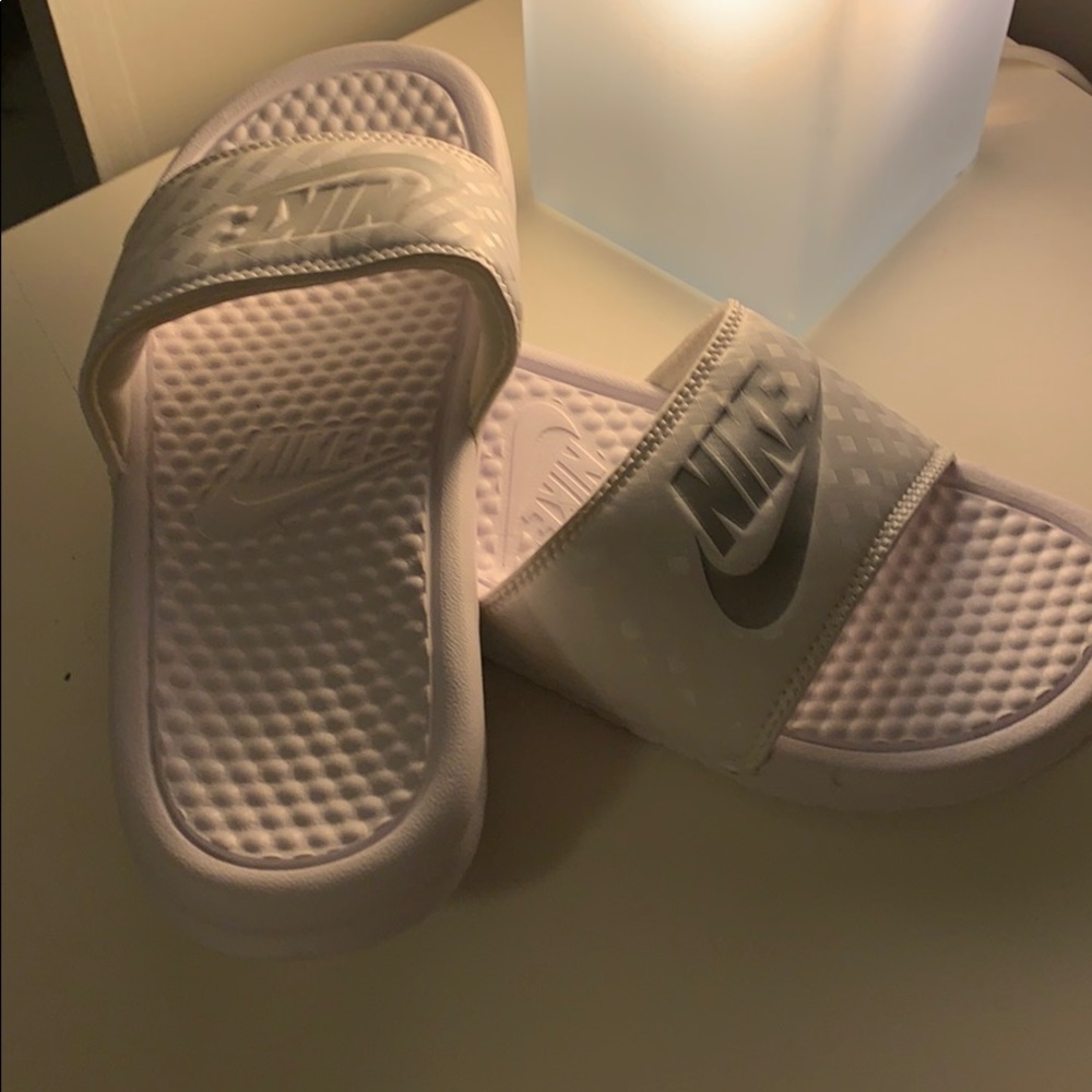 ⚪️ White nike slides size women’s 6⚪️